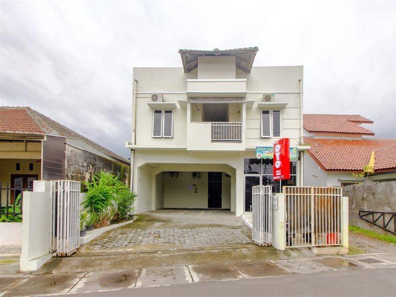 Oyo 3083 D Kost 3 Syariah Hotel Yogyakarta Exterior photo