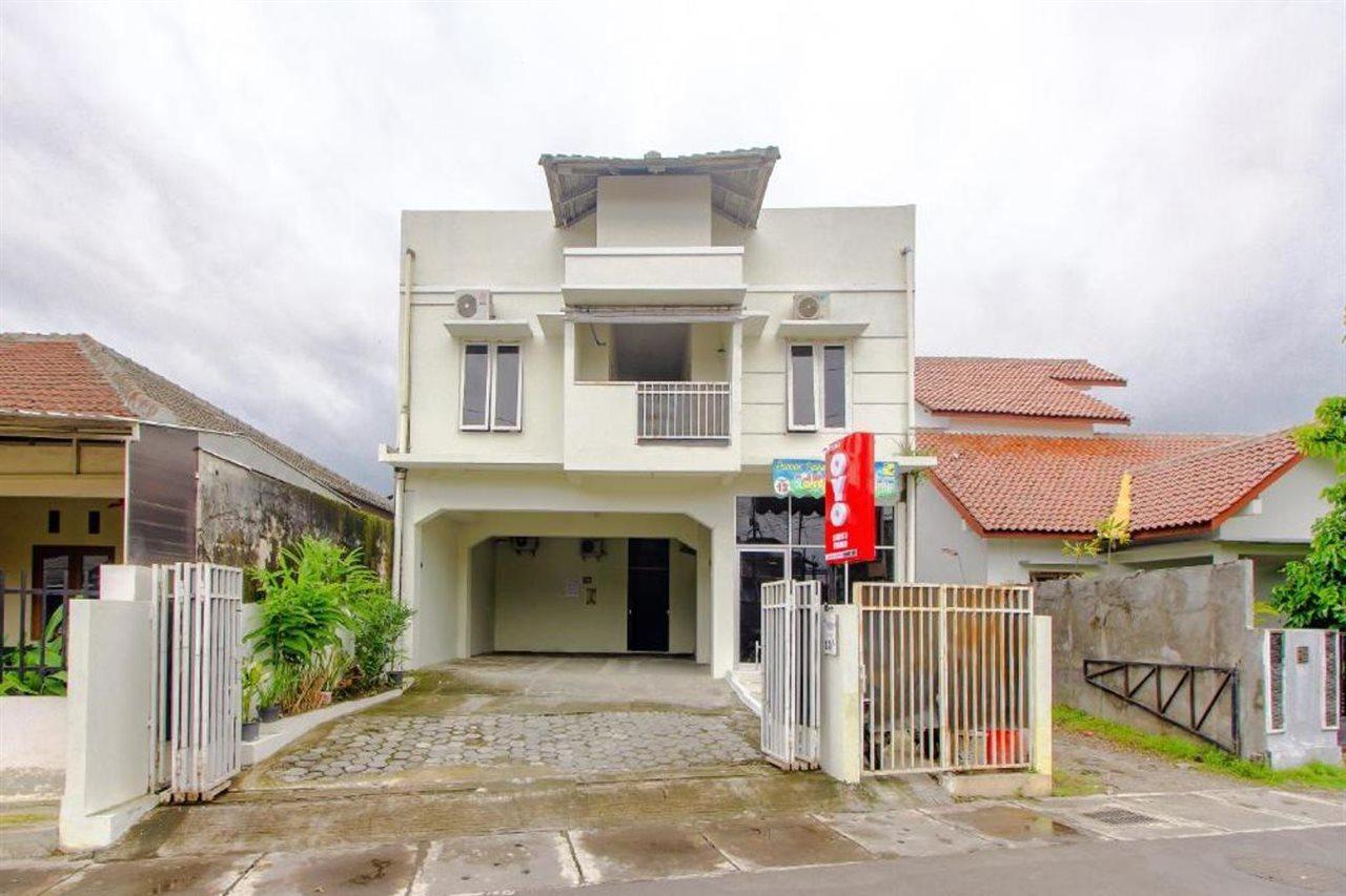 Oyo 3083 D Kost 3 Syariah Hotel Yogyakarta Exterior photo