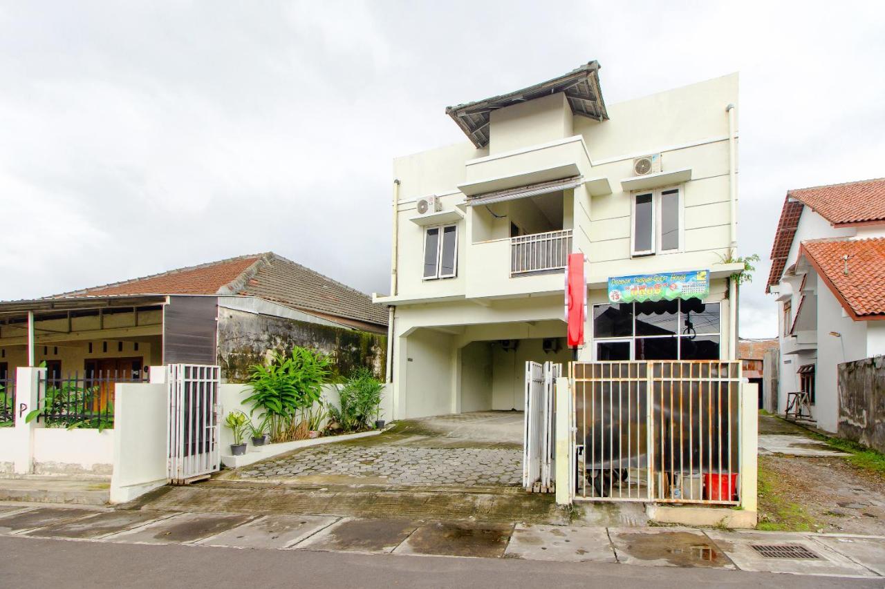 Oyo 3083 D Kost 3 Syariah Hotel Yogyakarta Exterior photo